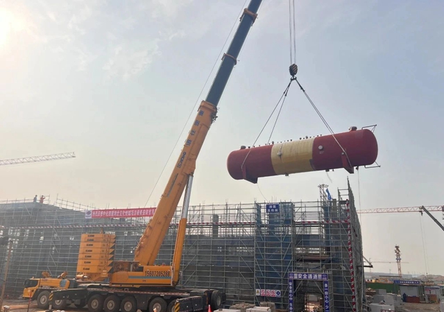 首臺大型設(shè)備“落戶”，氯堿新能源項(xiàng)目吹響工程設(shè)備安裝新號角！