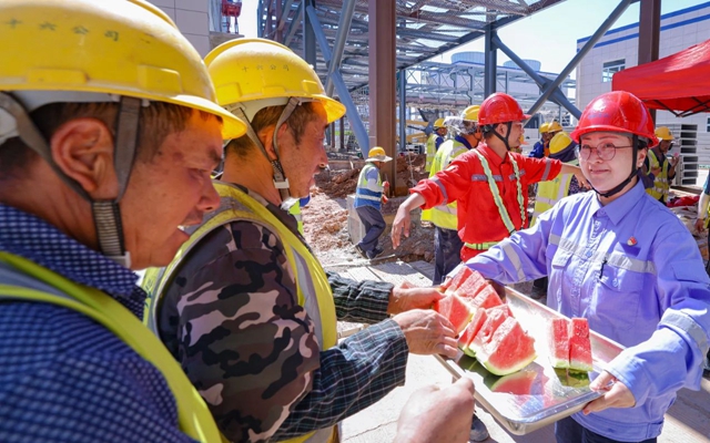 酷暑送清涼，關(guān)懷沁人心！宜化田家河園區(qū)全力保障職工高溫作業(yè)安全